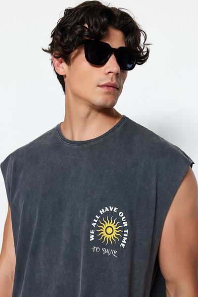 Trendyol Collection Anthrazitfarbenes, übergroßes, bedrucktes Baumwoll-T-Shirt/Atlet - TMNSS23AL00009