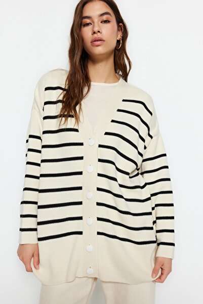 Trendyol Modest Stone Black pruhovaný pletený svetr TCTAW24TH00012