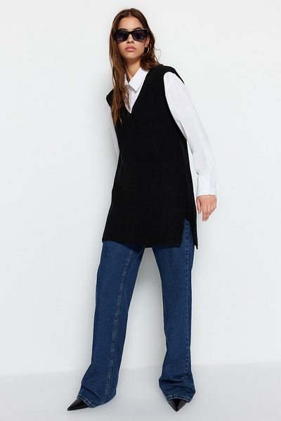 Trendyol Modest Schwarzer Selanik-Strickpullover mit Schlitz und V-Ausschnitt TCTAW24UV00003