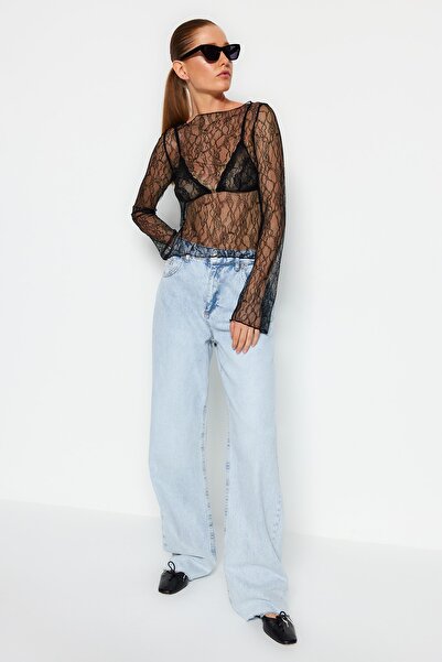 Trendyol Collection Černá regular fit halenka s lodičkovým výstřihem a krajkovým pružným pletením TWOSS23BZ00795