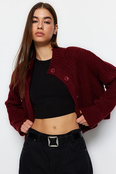 Trendyol Collection Bordeauxroter kurzer, weich strukturierter Strickcardigan mit Stehkragen TWOAW22HI0174