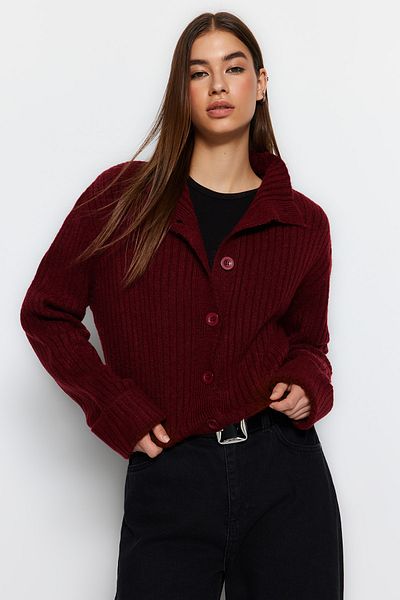 Trendyol Collection Bordeauxroter kurzer, weich strukturierter Strickcardigan mit Stehkragen TWOAW22HI0174