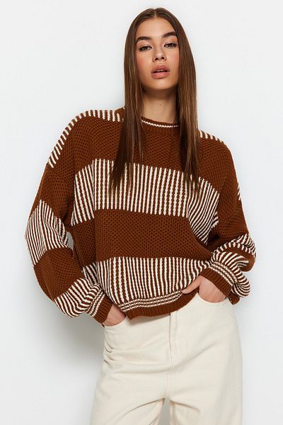 Trendyol Collection Hnědý proužkovaný pletený svetr Wide Fit - Twoaw23Kz00012