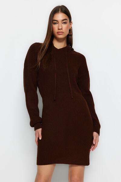 Trendyol Collection Hnědé mini úpletové šaty s kapucí TWOAW23EL00075