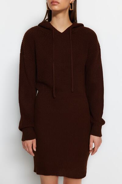 Trendyol Collection Hnědé mini úpletové šaty s kapucí TWOAW23EL00075