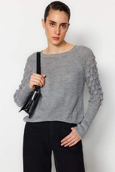 Trendyol Collection Šedý pletený svetr s výstřihem a výstřihem TWOAW20KZ0130