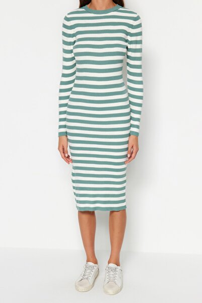 Trendyol Collection Mintgrünes Midi-Strickkleid mit Streifenmuster TWOAW23EL00018