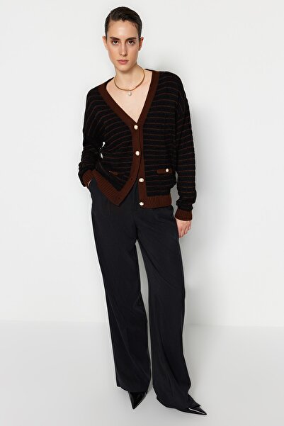 Trendyol Collection Hnědý proužkovaný pletený svetr TWOAW23HI00261