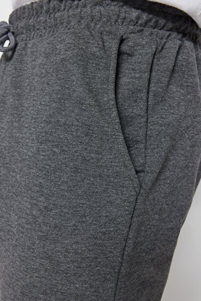 Trendyol Collection Základní kraťasy a Bermudy v antracitovém pravidelném střihu - Tmnss20Sr0068