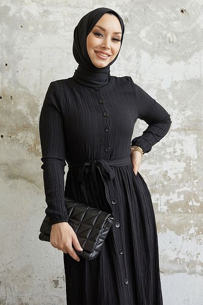 InStyle Черна рокля с колан Lemina