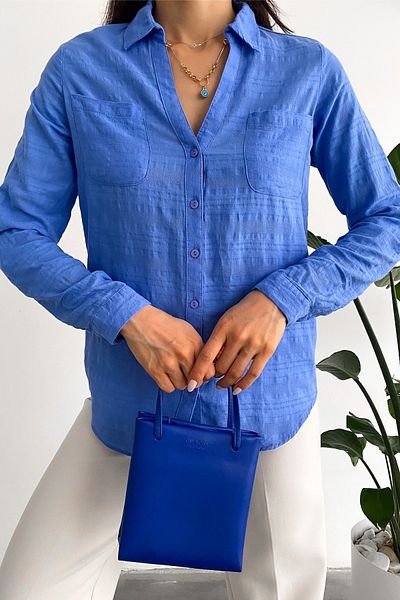 FEMELLE Cămașă de damă albastră cu decolteu în V cu dublu buzunar, cu mânecă pliabilă, slim fit