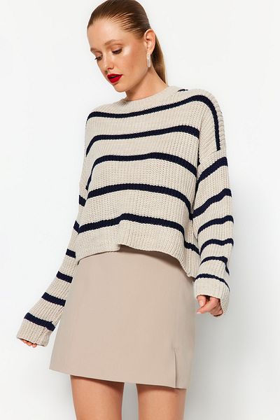 Trendyol Collection Beiger kurzer Basic-Strickpullover mit Streifen TWOAW23KZ00390