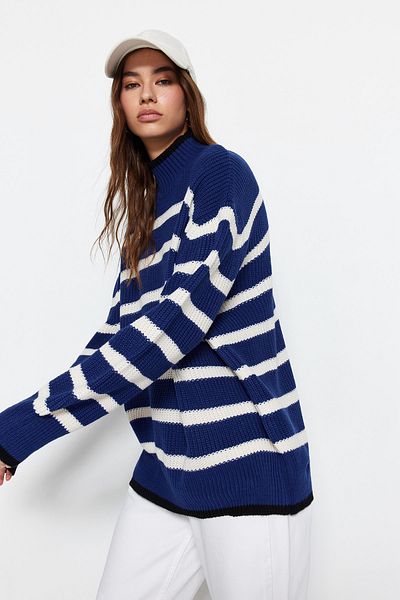 Trendyol Collection Blauer, gestreifter Strickpullover mit weiter Passform TWOAW23KZ01446