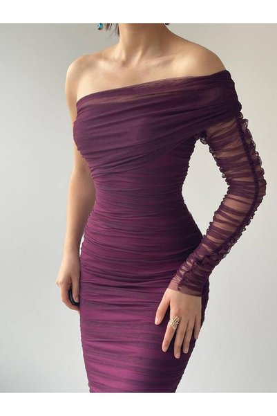 Afiş Butik فستان متوسط الطول من التول بكتف واحد باللون الأرجواني البرقوق