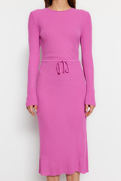 Trendyol Collection Różowa sukienka midi ze sznurkiem - TWOAW23EL00535