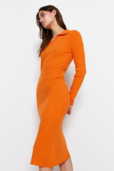Trendyol Collection Pomarańczowa dzianinowa sukienka midi z dekoltem polo TWOAW22EL1376