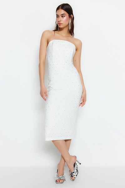 Trendyol Collection Ecru gewebtes Abendkleid mit glänzendem Steindetail – gefüttert und figurformend TPRSS23EL00476