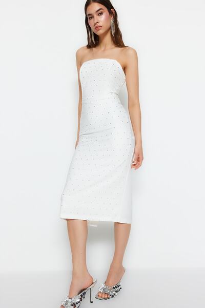 Trendyol Collection Εκρού υφαντό βραδινό φόρεμα με λεπτομέρεια από γυαλιστερή πέτρα - Φόδρα και διαμόρφωση σώματος TPRSS23EL00476