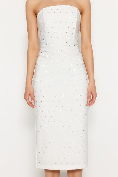 Trendyol Collection Εκρού υφαντό βραδινό φόρεμα με λεπτομέρεια από γυαλιστερή πέτρα - Φόδρα και διαμόρφωση σώματος TPRSS23EL00476