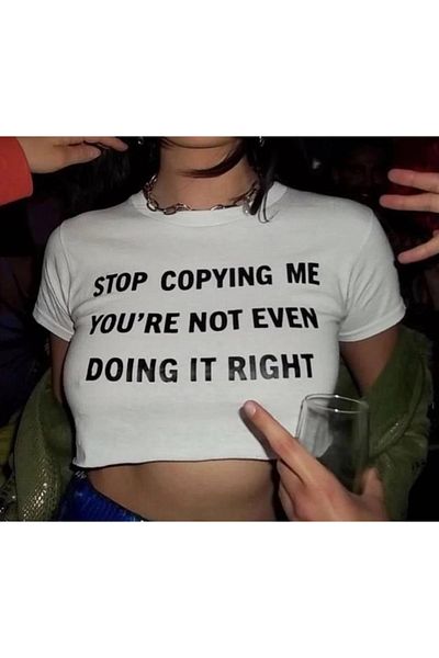 Touz zolid φορούν 'Stop Copying Me' Printed White Crop