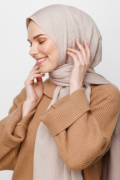 Mooncorn شال حرير المدينة المنورة باللون البيج
