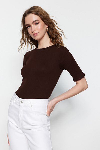 Trendyol Collection Braune taillierte/taillierte Rundhals-Stretch-Strickbluse mit Kordelzug TWOSS23BZ00025