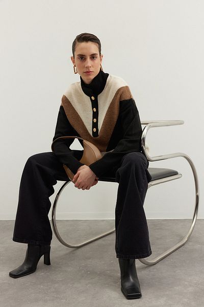 Trendyol Collection Sweter z dzianiny w bloki kolorów w kolorze czarnym - szeroki krój, kołnierz stójka Twoaw24Kz00092