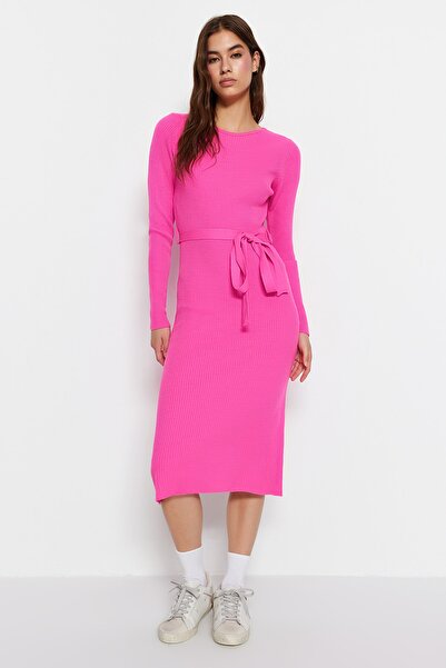 Trendyol Collection Różowa sukienka midi z dzianiny i szczegółowym paskiem TWOAW22EL0009
