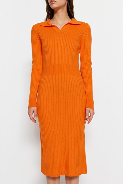 Trendyol Collection Pomarańczowa dzianinowa sukienka midi z dekoltem polo TWOAW22EL1376