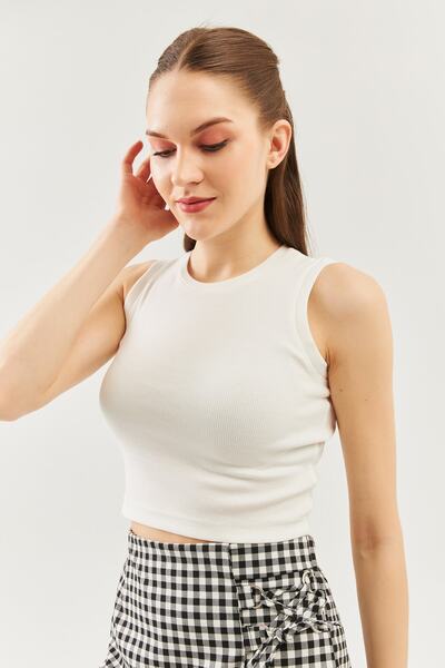 Butikgiz Λευκή μπλούζα με λαιμόκοψη 100% βαμβακερή καμιζόλα Flexible Crop