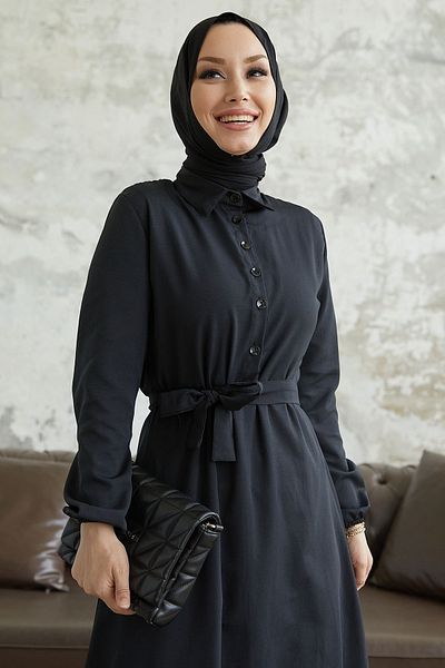 InStyle Alerya Kleid mit Gürtel und Knöpfen – Schwarz