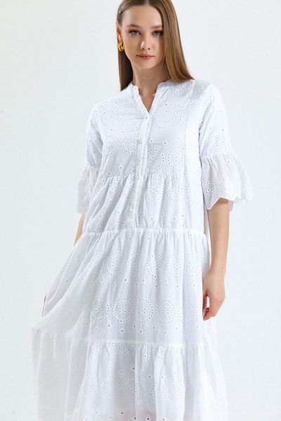 MD trend Dámské vyšívané šaty s ecru límečkem s knoflíčky a krátkým volným rukávem, širokým střihem
