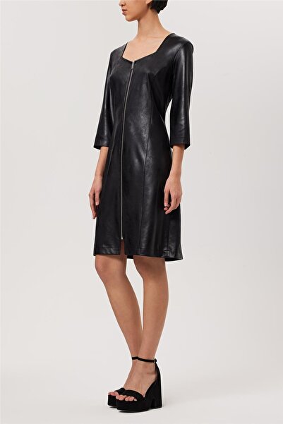 Greno Kadın Siyah Deri Görünümlü Kuplu Öpücük Yaka Önden Fermuarlı Elbise