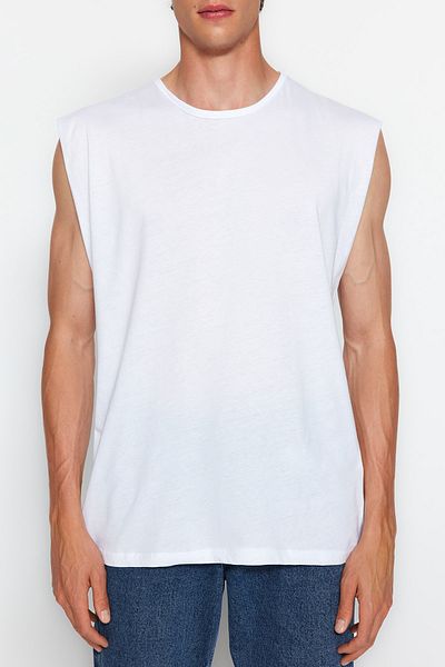 Trendyol Collection Weißes, normal geschnittenes, ärmelloses Tank Top - 100% Baumwolle TMNSS20AL0067