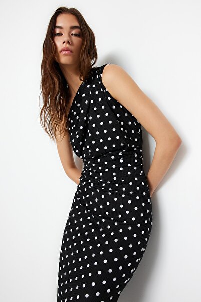 Trendyol Collection Černé tištěné vypasované/vypasované asymetrické náramení na jedno rameno Detailní pletené šaty s tužkou TWOSS23EL02182