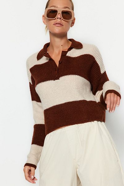 Trendyol Collection Hnědý pletený svetr s měkkou texturou TWOAW22KZ0226