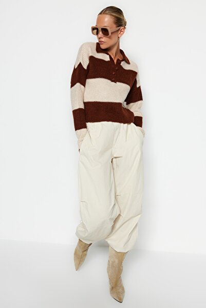 Trendyol Collection Hnědý pletený svetr s měkkou texturou TWOAW22KZ0226