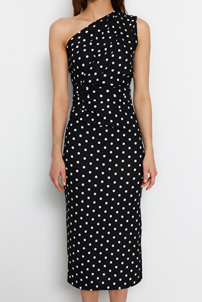 Trendyol Collection Černé tištěné vypasované/vypasované asymetrické náramení na jedno rameno Detailní pletené šaty s tužkou TWOSS23EL02182