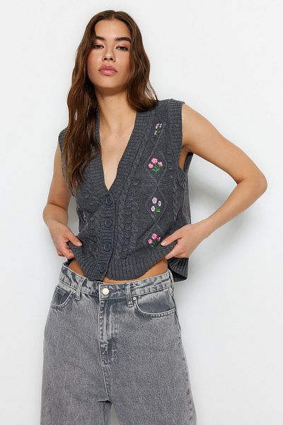 Trendyol Collection Anthrazitfarbene Strickweste – Blumenstickerei-Detail, TWOAW23SV00025