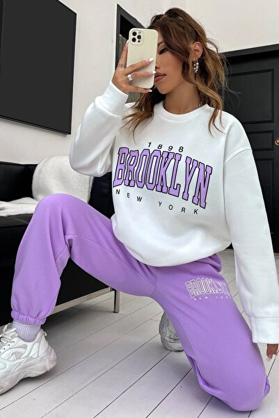 MODAGEN Γυναικείο σετ αθλητικής φόρμας με μωβ λευκό Brooklyn Print Oversize Crew Neck στο κάτω μέρος