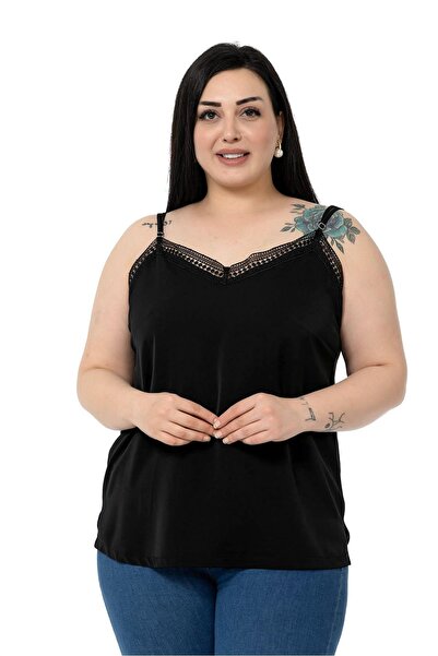 DISENTIS MODEST Μαύρη μπλούζα με δαντελωτό γιακά μεγάλου μεγέθους με ρυθμιζόμ...