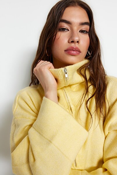 Trendyol Collection Sárga cipzáras, széles szabású kötöttáru pulóver puha textúrával - TWOAW23KZ00236