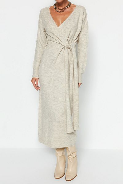 Trendyol Collection Midi-Länge, zweireihiges Strickkleid mit Kragen und Schnürung – Strassstruktur TWOAW21EL0260