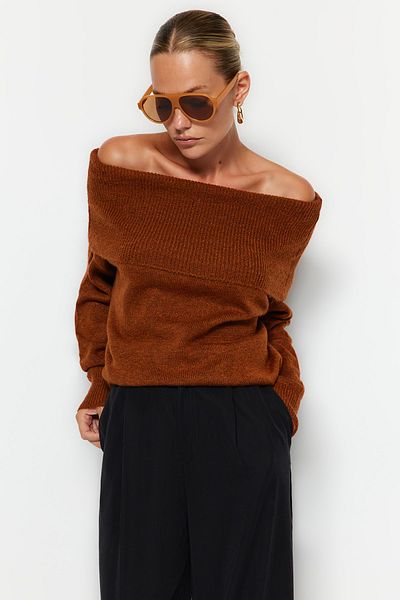 Trendyol Collection Brauner Strickpullover mit Carmen-Kragen und weicher Textur TWOAW20KZ1519