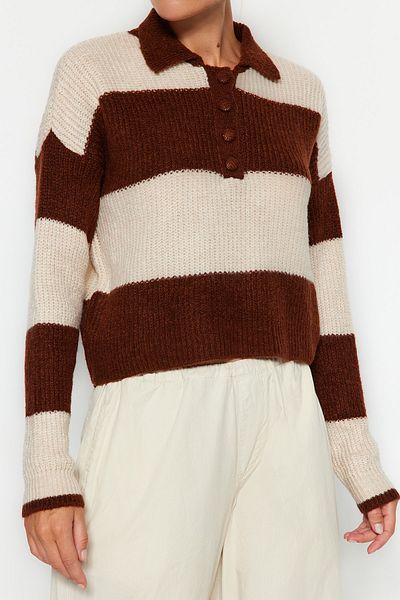 Trendyol Collection Hnědý pletený svetr s měkkou texturou TWOAW22KZ0226
