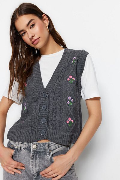Trendyol Collection Anthrazitfarbene Strickweste – Blumenstickerei-Detail, TWOAW23SV00025