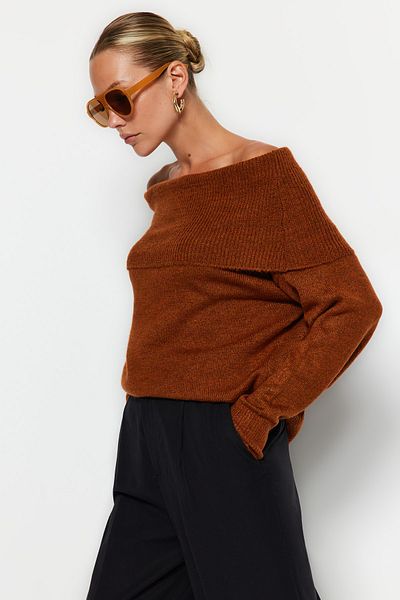 Trendyol Collection Brauner Strickpullover mit Carmen-Kragen und weicher Textur TWOAW20KZ1519