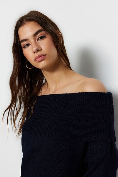 Trendyol Collection Marineblauer Strickpullover mit weicher Textur und Carmen-Kragen TWOAW20KZ1519