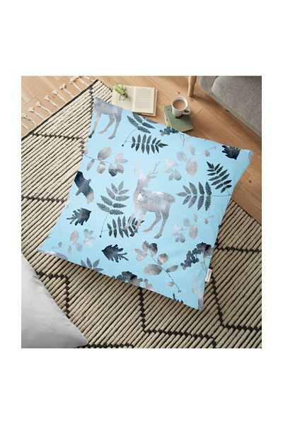 Realhomes Pernă decorativă pentru podea cu model de căprioare și frunze cu fundal albastru - 70 X 70 cm