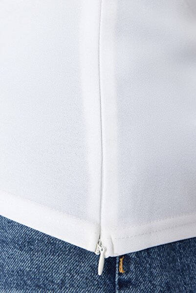 Trendyol Collection Weiße Krepp-Strickbluse mit trägerlosem Kragen und seitlichem Reißverschluss TWOSS23BZ00928